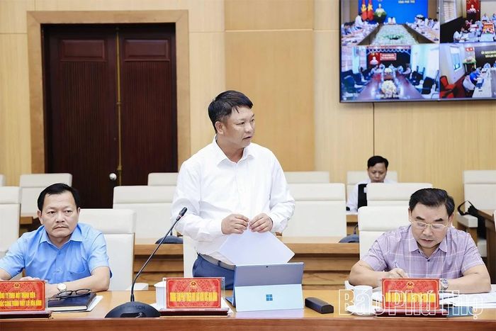 Đại diện lãnh đạo Trung tâm Phát triển quỹ đất khu vực Hòa Bình đề xuất giải pháp tháo gỡ khó khăn, vướng mắc.