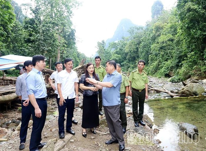 Đồng chí Phó Chủ tịch UBND tỉnh Đinh Công Sứ cùng đoàn công tác khảo sát thực tế công tác quản lý, bảo vệ, khai thác và phát triển tài nguyên rừng tại Vườn Quốc gia Xuân Sơn.