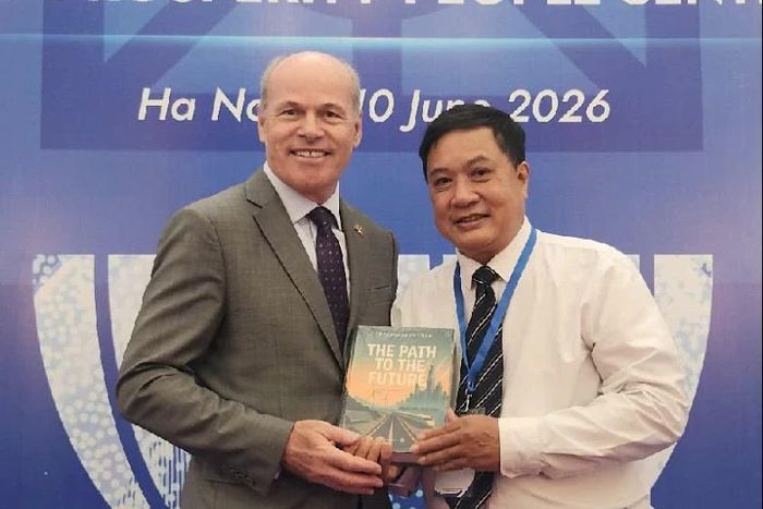 Cuốn sách The Path to the Future được giới thiệu tới Đại sứ Canada tại Việt Nam Jim Nickel.