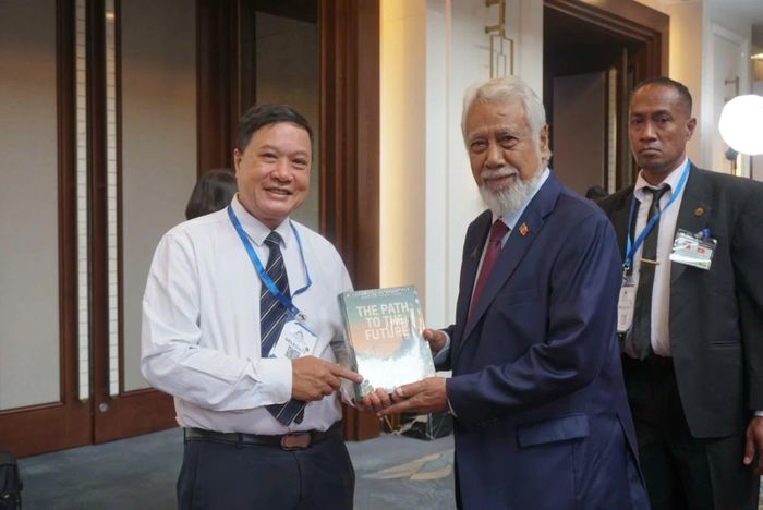 Cuốn sách The Path to the Future được trao tặng tới Thủ tướng Timor-Leste Kay Rala Xanana Gusmão bên lề Diễn đàn Tương lai ASEAN 2026 tại Hà Nội.