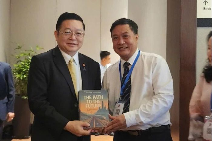 Cuốn sách The Path to the Future được giới thiệu tới