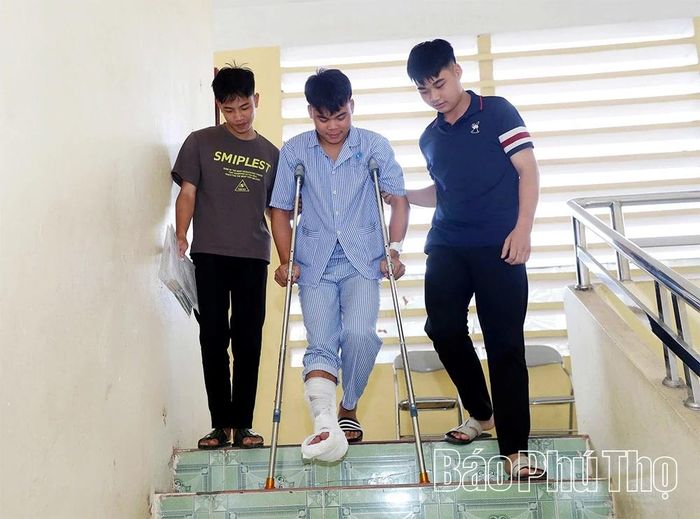 Em Phùng Tuấn Anh, học sinh Trường THPT Yên Lập được các bạn trợ giúp di chuyển đến phòng thi.