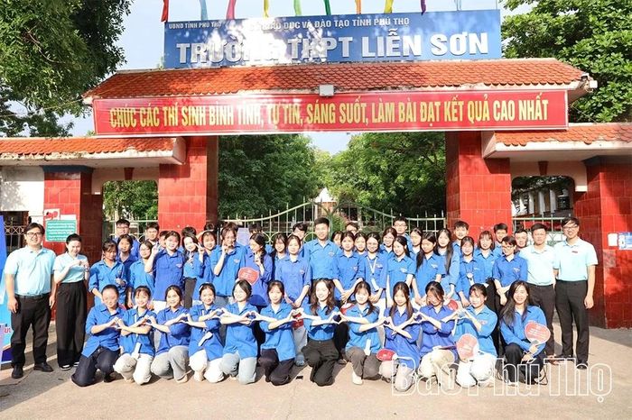Các tình nguyện viên tại điểm thi THPT Liễn Sơn luôn có mặt động viên tinh thần, giúp đỡ các thí sinh “vượt vũ môn”.