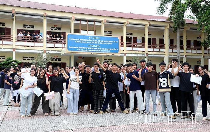 Các thí sinh tại điểm thi Trường THPT Yên Lập giữ tinh thần thoải mái, tự tin vượt vũ môn.