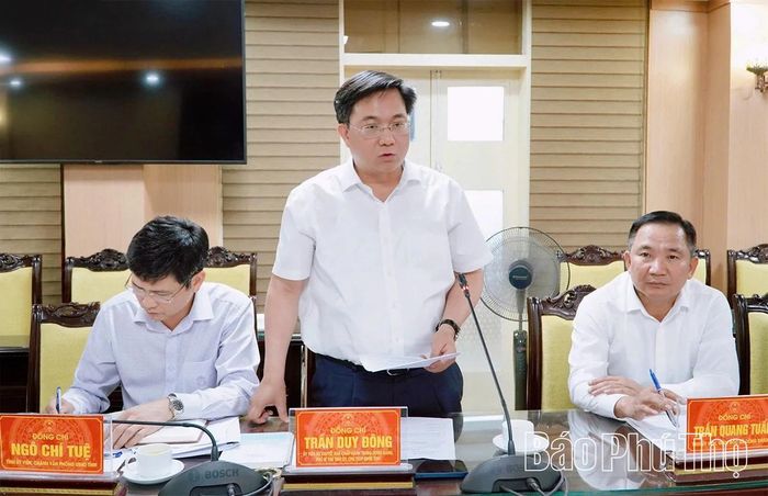 Chủ tịch UBND tỉnh, Trưởng đoàn giám sát số 2 Trần Duy Đông phát biểu tại buổi làm việc với Đảng ủy HĐND tỉnh.