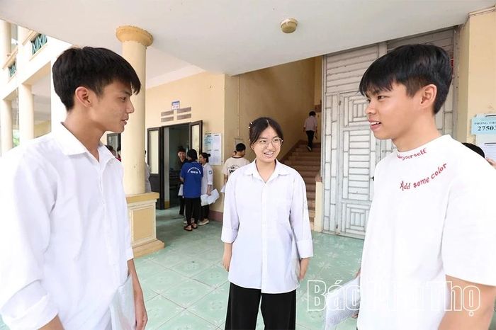 Các thí sinh trò truyện trước giờ thi.