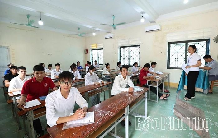 Các thí sinh điểm thi THPT Thanh Ba trước giờ thi môn Toán.