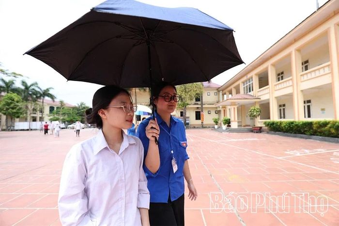 Tình nguyện viên hỗ trợ cho các thí sinh vào khu vực thi.
