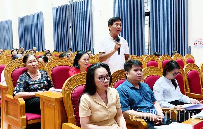 Đại biểu tham gia đóng góp ý kiến vào dự thảo Đề án sắp xếp, đổi tên tổ dân phố trên địa bàn phường Vĩnh Phúc.