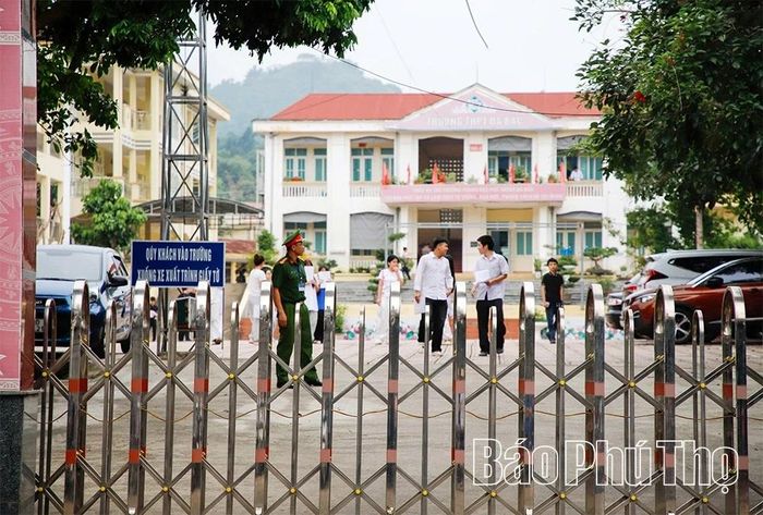 Những thí sinh đầu tiên rời khỏi phòng thi sau khi hoàn thành bài thi môn Toán.