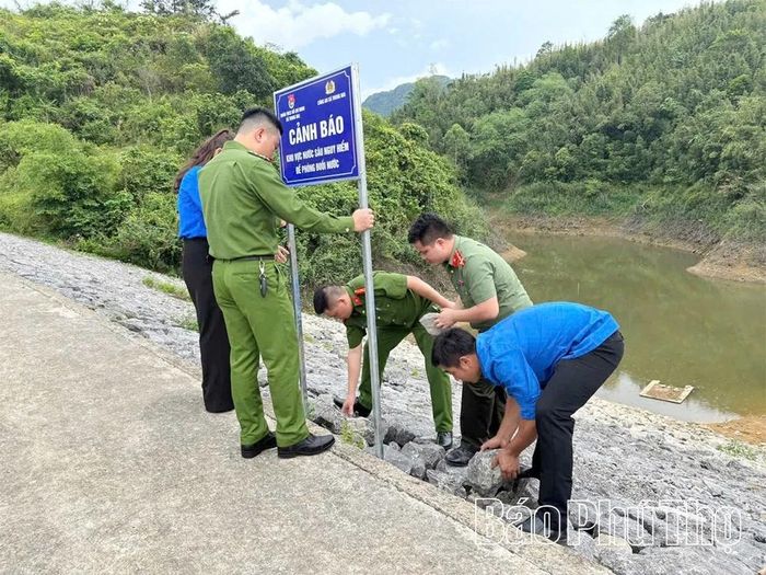 Công an xã Thung Nai phối hợp với Đoàn Thanh niên xã cắm biển cảnh báo phòng chống đuối nước tại điểm có nguy cơ xảy ra tai nạn đuối nước trên địa bàn.