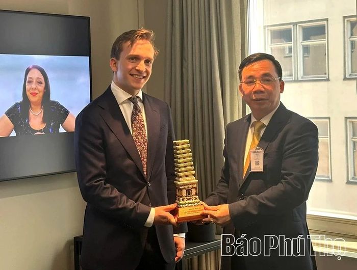 Đồng chí Phó Bí thư Tỉnh ủy Bùi Huy Vĩnh trao quà lưu niệm của tỉnh cho Tập đoàn ASSA ABLOY Asia Holding AB.