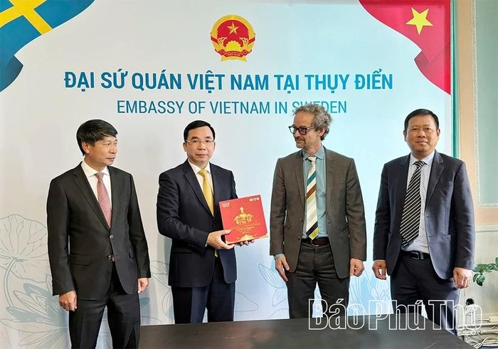 Phó Bí thư Tỉnh ủy Bùi Huy Vĩnh trao quà lưu niệm của tỉnh cho lãnh đạo Công ty Airborne Group.