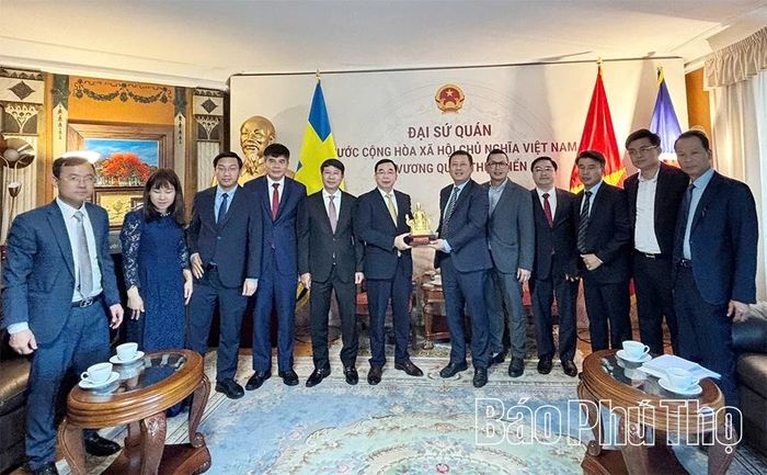 Phó Bí thư Tỉnh ủy Bùi Huy Vĩnh trao quà lưu niệm của tỉnh cho Đại sứ Trần Văn Tuấn.