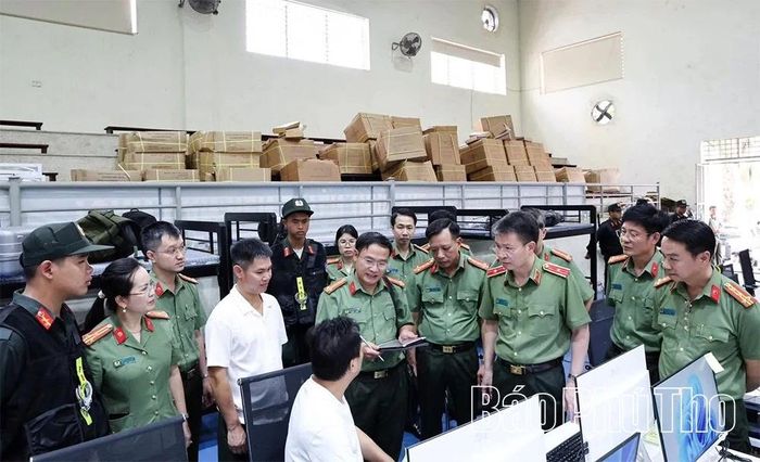 Thiếu tướng Nguyễn Minh Tuấn, Giám đốc Công an tỉnh cùng các đồng chí lãnh đạo Công an tỉnh trực tiếp lấy lời khai các đối tượng trong đường dây lừa đảo xuyên quốc gia.