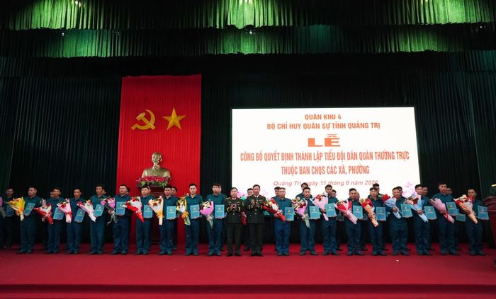 Lãnh đạo Bộ Chỉ huy Quân sự tỉnh trao quyết định thành lập các Tiểu đội Dân quân thường trực - Ảnh: X.P