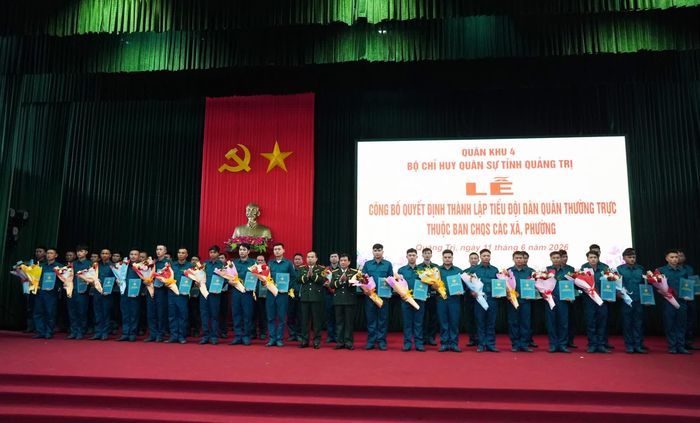 Lãnh đạo Bộ Chỉ huy Quân sự tỉnh trao quyết định và tặng hoa chúc mừng các Tiểu đội Dân quân thường trực - Ảnh: X.P