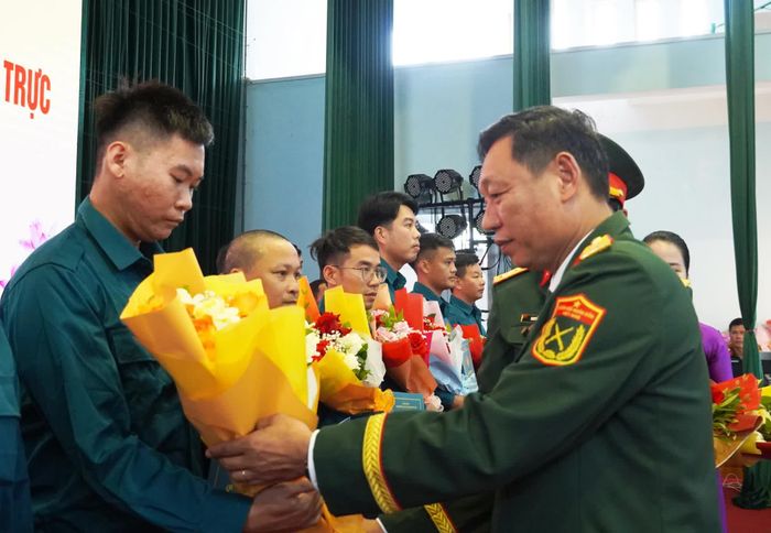 Đồng chí đại tá Phan Thắng, Chỉ huy trưởng Bộ Chỉ huy Quân sự tỉnh trao quyết định thành lập cácTiểu đội Dân quân thường trực - Ảnh: X.P