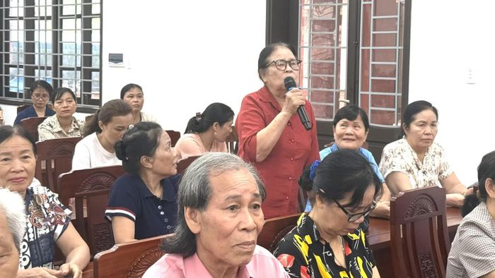 Cử tri phát biểu ý kiến - Ảnh: N.L