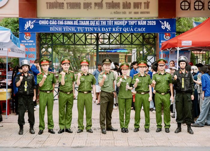Đoàn viên, thanh niên Công an tỉnh ra quân hỗ trợ thí sinh tại điểm thi Trường THPT Đào Duy Từ - Ảnh: T.A