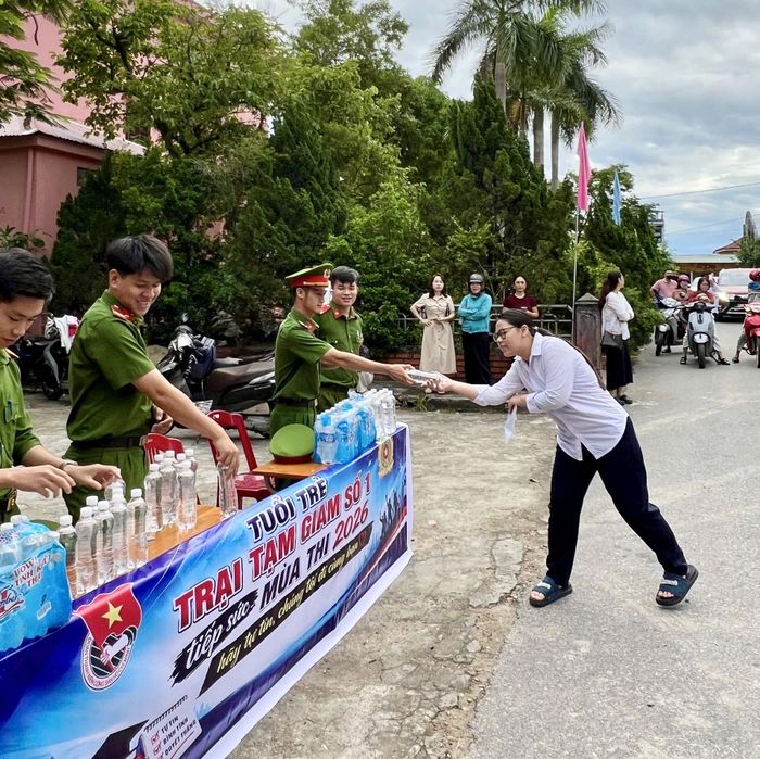 Phát nước uống miễn phí cho thí sinh - Ảnh: T.A
