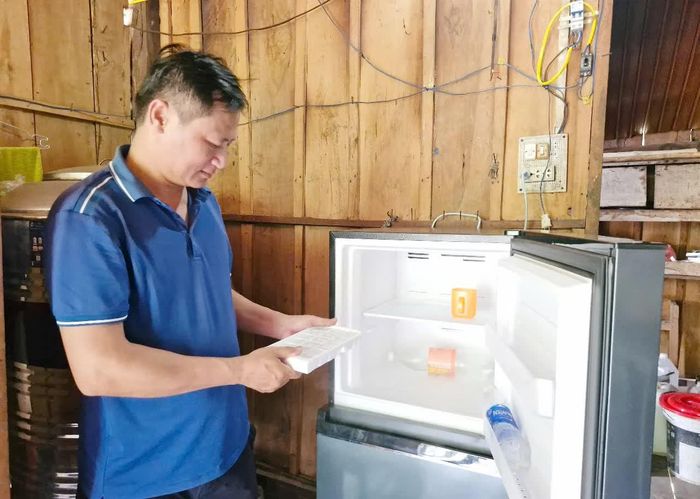 Tủ lạnh tặng cho giáo viên tại điểm trường bản Dốc Mây đã được cấp điện, hoạt động ổn định - Ảnh: X.V