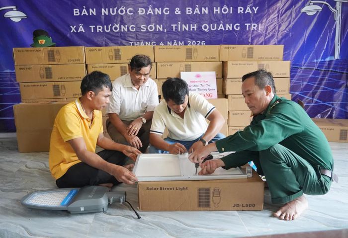 Nhóm thiện nguyện Từ Tâm cùng các nhà hảo tâm lắp đặt hệ thống điện sử dụng pin năng lượng mặt trời cho bản Nước Đắng - Ảnh: X.V