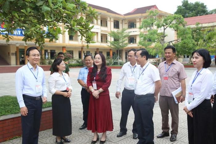 Đồng chí Hoàng Xuân Tân, Phó Chủ tịch UBND tỉnh, Trưởng ban Chỉ đạo kỳ thi tốt nghiệp THPT năm 2026 tỉnh Quảng Trị, trao đổi về công tác coi thi tại điểm thi Trường THPT Trần Hưng Đạo - Ảnh: H.L
