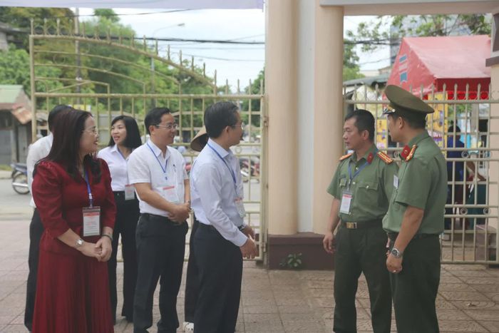 Đồng chí Hoàng Xuân Tân, Phó Chủ tịch UBND tỉnh và các thành viên đoàn kiểm tra công tác coi thi tại điểm thi Trường THPT Vĩnh Linh - Ảnh: H.L