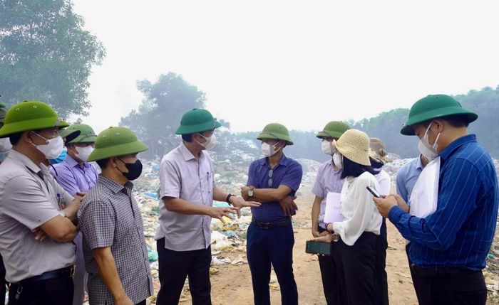 Đồng chí Hoàng Nam, Phó Chủ tịch Thường trực UBND tỉnh cùng đoàn công tác kiểm tra các bãi rác trên địa bàn tỉnh - Ảnh: H.N