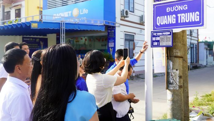 Gắn bảng QR tại tổ dân phố Minh Phượng, phường Bắc Gianh - Ảnh: N.M