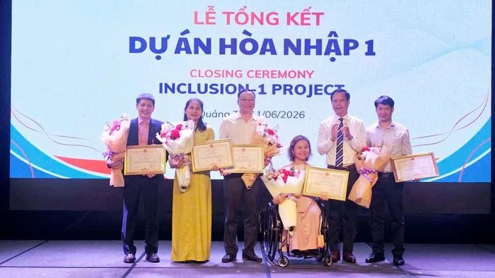 Đại diện dự án Hòa nhập 1 trao bằng khen cho các tập thể và cá nhân có nhiều đóng góp trong công tác hỗ trợ người khuyết tật tại tỉnh Quảng Trị - Ảnh: Phan Khiêm