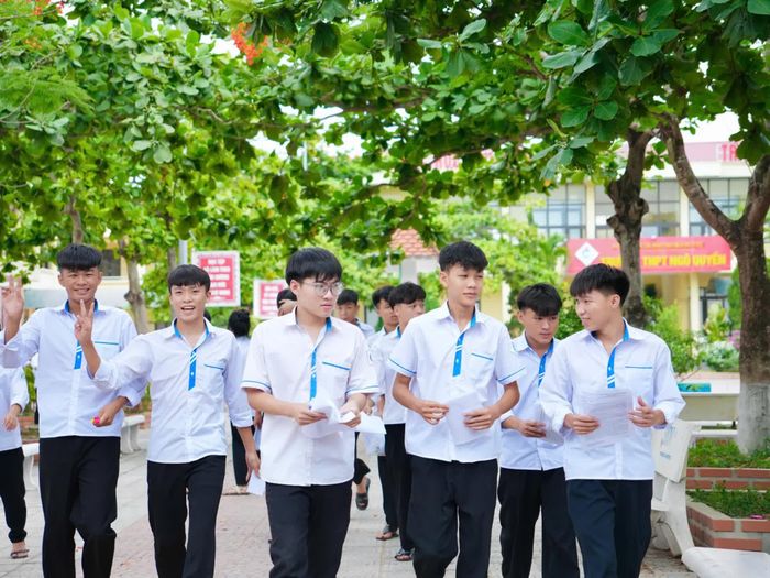 Rời phòng thi, đa số thí sinh đều cảm thấy thoải mái, tự tin - Ảnh: Nh.V