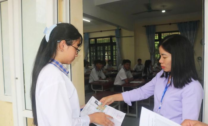 Cán bộ coi thi luôn tăng cường các biện pháp nhằm bảo đảm cho kỳ thi diễn ra an toàn, đúng quy chế - Ảnh: Nh.V