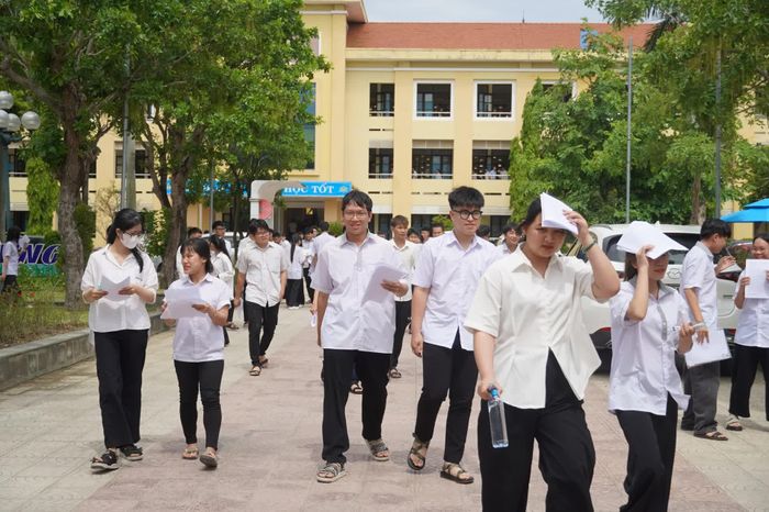 Rời phòng thi, đa số thí sinh đều cảm thấy thoải mái, tự tin - Ảnh: Nh.V