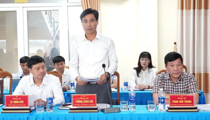 Đại diện Thường trực Đảng ủy xã Trung Thuần báo cáo tại buổi làm việc - Ảnh: Q.V