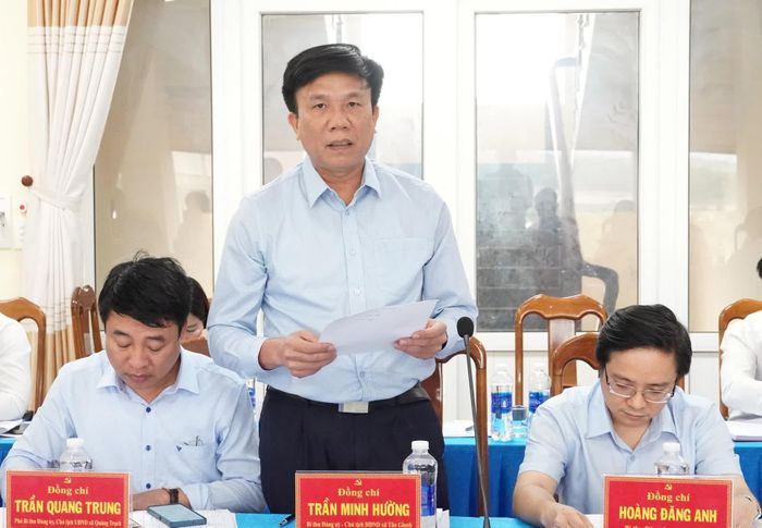 Đại diện Thường trực Đảng ủy xã Tân Gianh báo cáo tại buổi làm việc - Ảnh: Q.V
