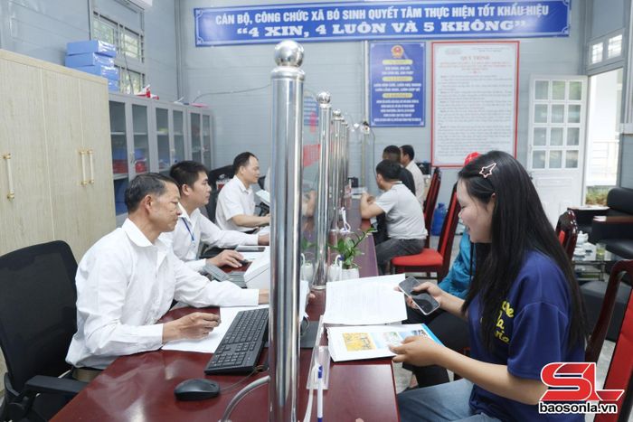 Cán bộ Trung tâm Phục vụ hành chính công xã Bó Sinh tiếp nhận, giải quyết TTHC cho nhân dân.
