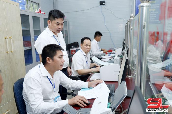 Lãnh đạo UBND xã Bó Sinh kiểm tra việc tiếp nhận, giải quyết TTHC tại Trung tâm Phục vụ hành chính công xã.