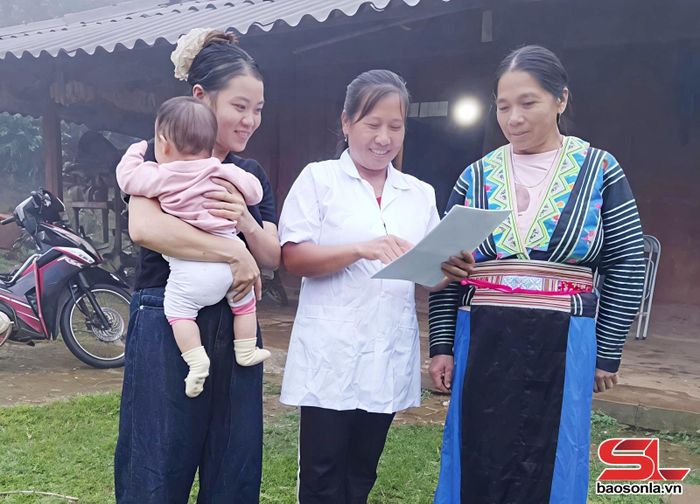Y sĩ Trạm Y tế xã Xím Vàng tuyên truyền về chăm sóc sức khỏe cho người cao tuổi.