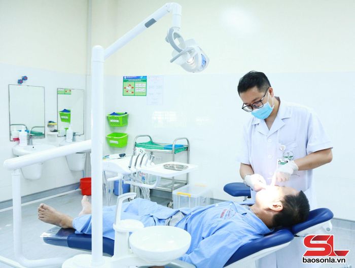 Bác sĩ Bệnh viện Đa khoa tỉnh thăm khám răng cho người cao tuổi.