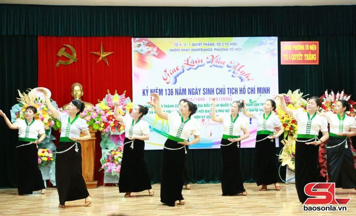 Hội viên người cao tuổi phường Tô Hiệu giao lưu văn nghệ.