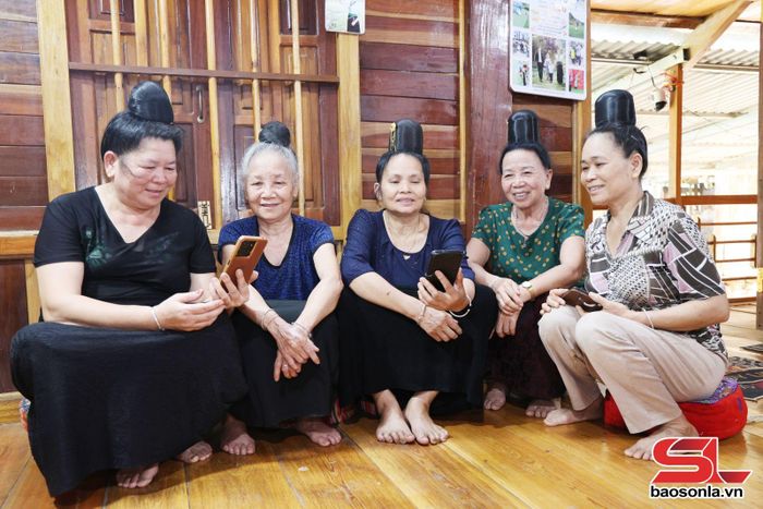 Hội viên phụ nữ xã Thuận Châu tìm hiểu văn hóa, văn nghệ trên môi trường số.