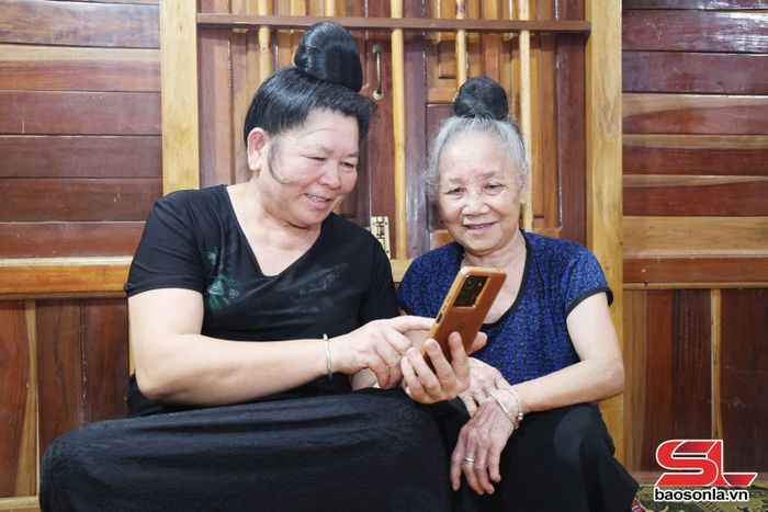 Hội viên phụ nữ cao tuổi xã Thuận Châu tham gia sinh hoạt chi hội qua Zalo.