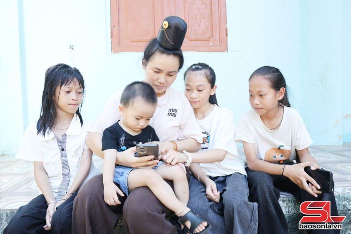 Hội viên phụ nữ xã Thuận Châu tìm hiểu kiến thức nuôi dạy con trên môi trường số.