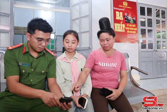 Công an xã Mường Khiêng hướng dẫn phụ nữ xã sử dụng điện thoại thông minh.