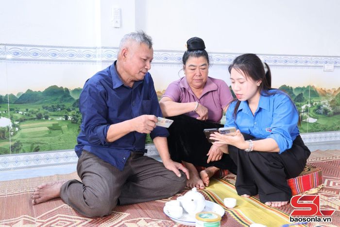 Hội viên phụ nữ cao tuổi xã Chiềng La chủ động tìm hiểu, nâng cao kỹ năng số.