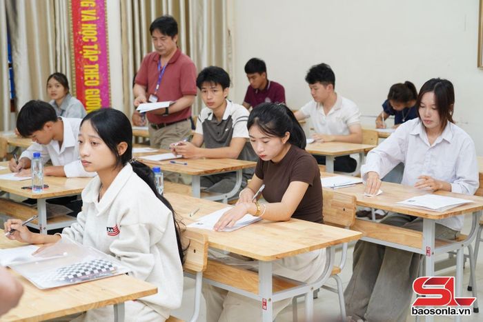 Thí sinh điền thông tin vào giấy thi trước giờ làm bài.