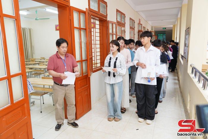 Thí sinh làm thủ tục vào phòng thi tại điểm thi trường THPT Thuận Châu.