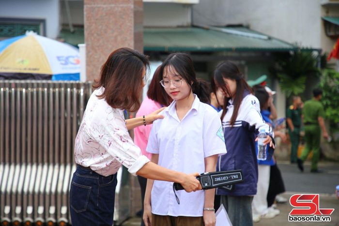 Kiểm tra thí sinh bằng thiết bị quét an ninh trước khi vào phòng thi.